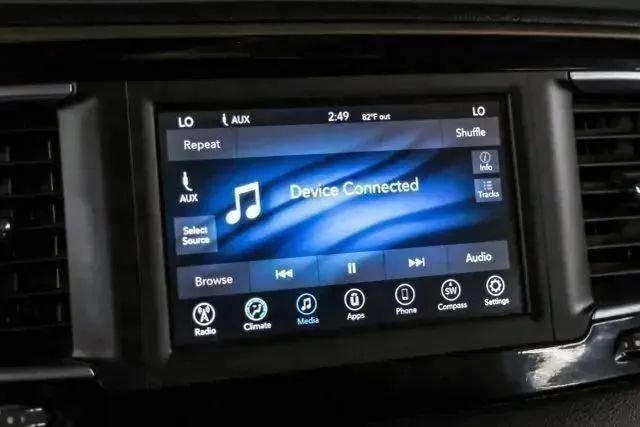 Used 2018 Chrysler Pacifica Touring Plus w/ Tire & Wheel Group FWD image 31