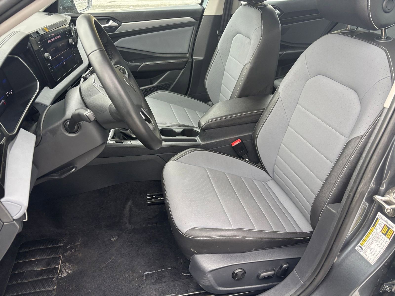 Used 2025 Volkswagen Jetta SE image 31