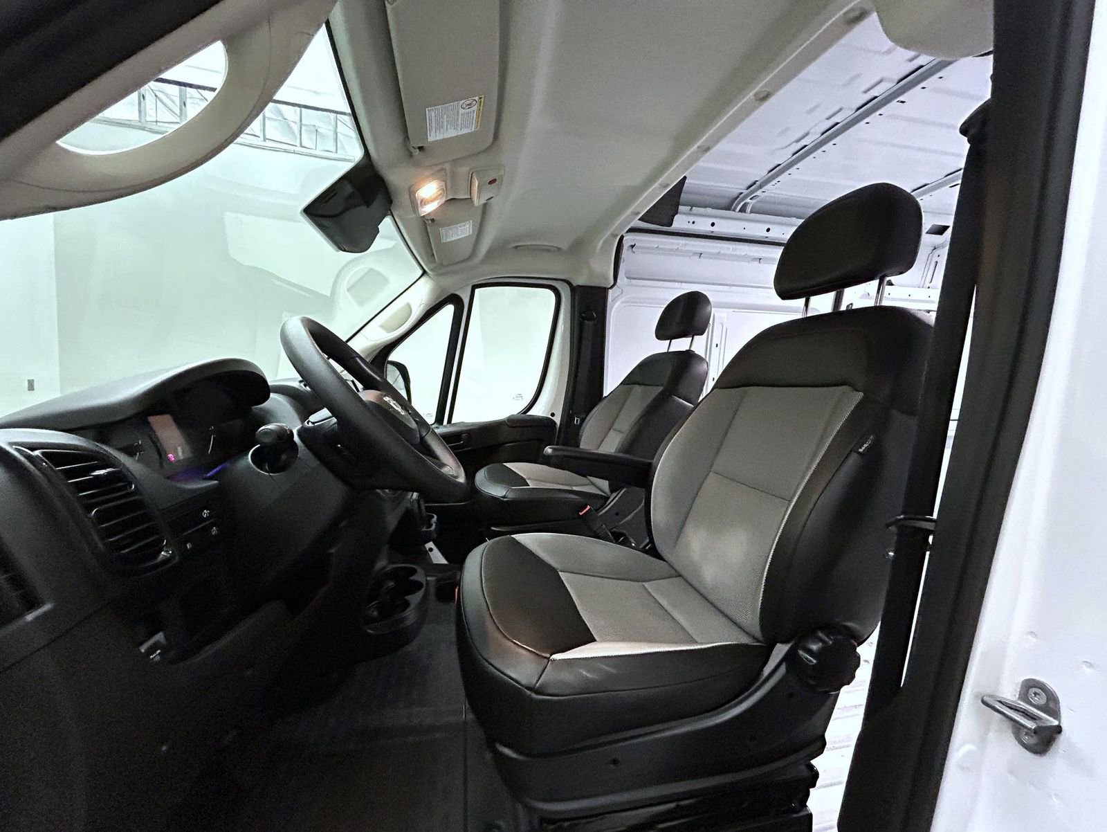 Used 2025 RAM ProMaster 2500 w/ Convenience Group FWD image 11