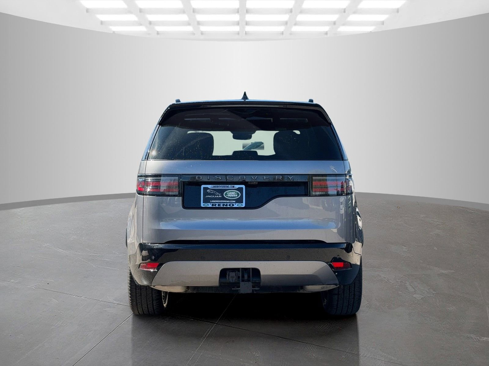 Used 2025 Land Rover Discovery Dynamic SE image 6