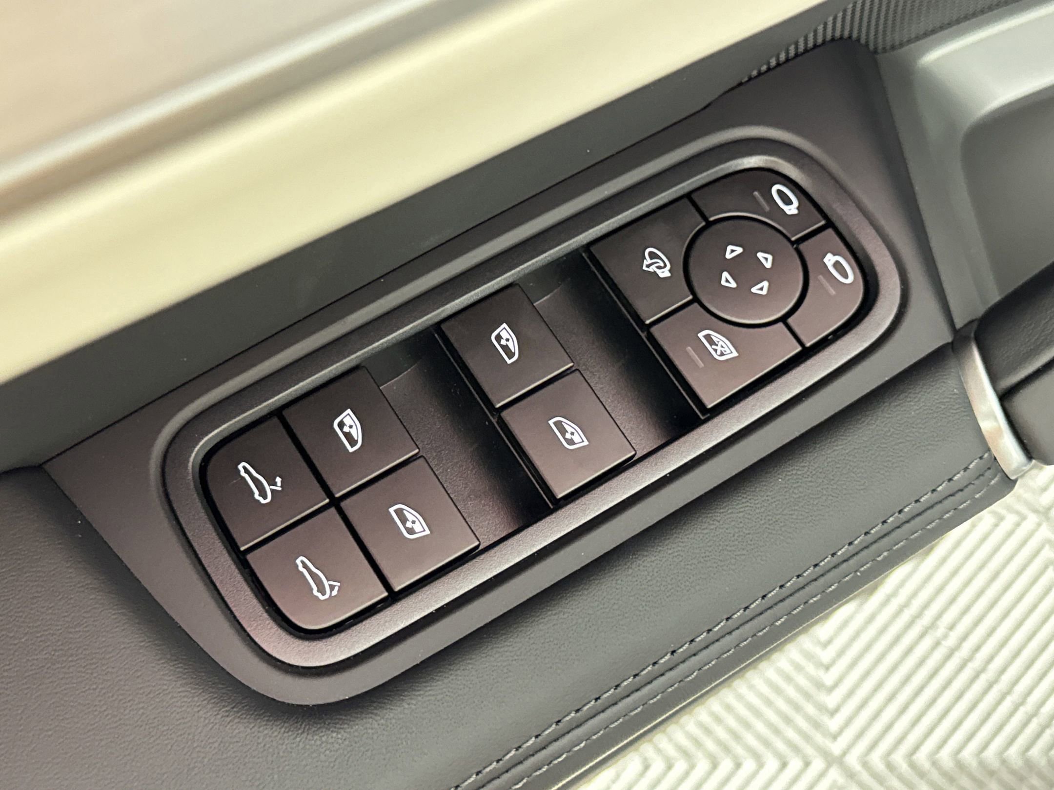 Certified 2025 Porsche Cayenne image 13