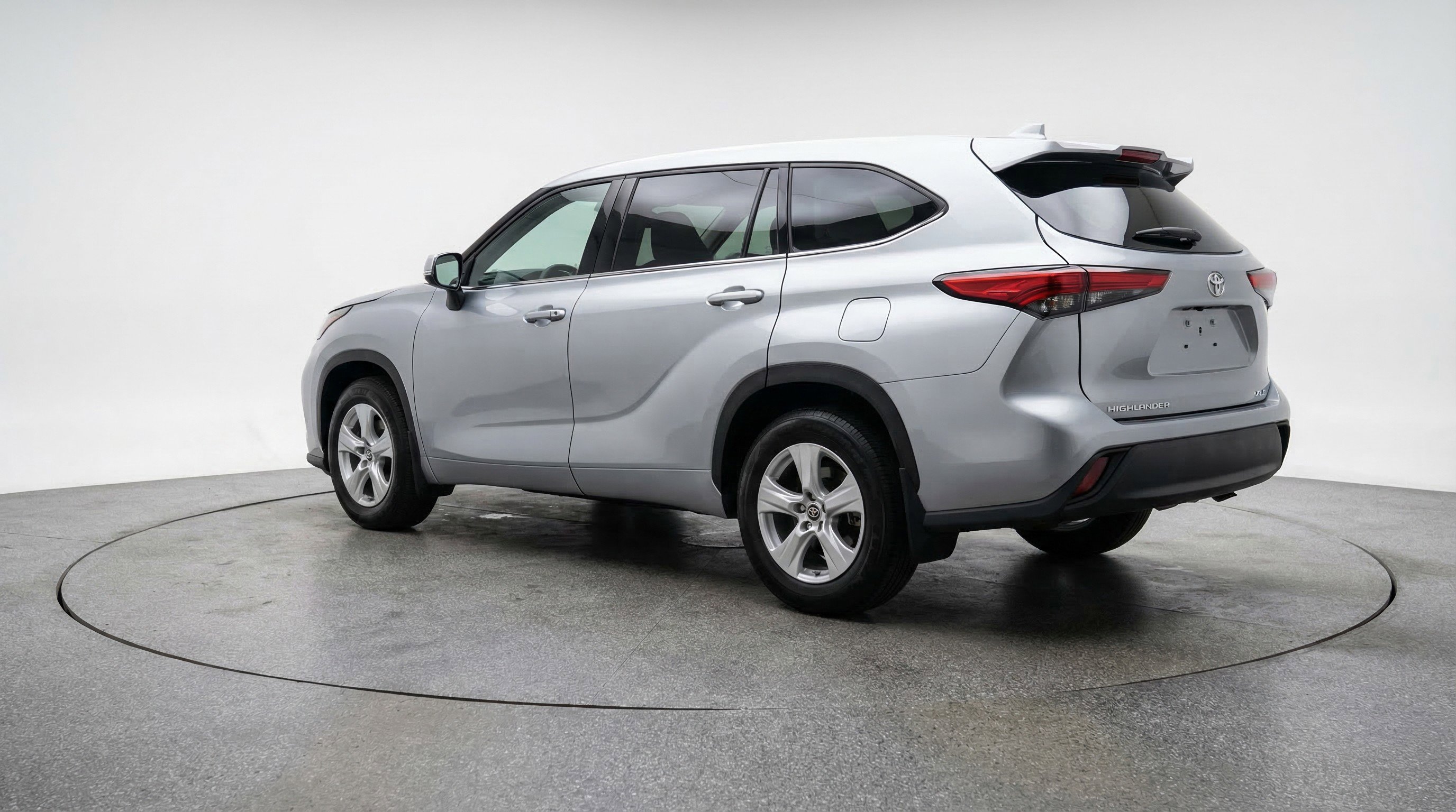 Used 2025 Toyota Highlander LE image 6