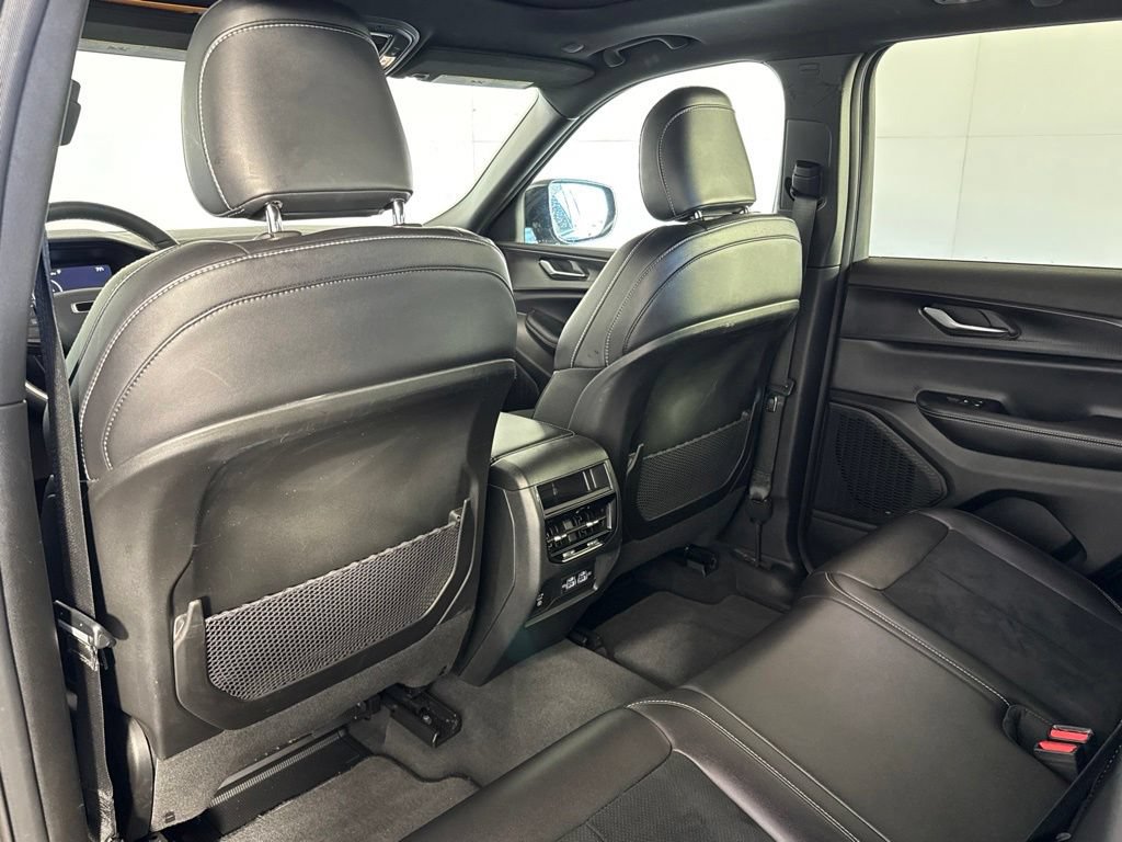 Certified 2025 Jeep Grand Cherokee Altitude AWD/4WD image 37
