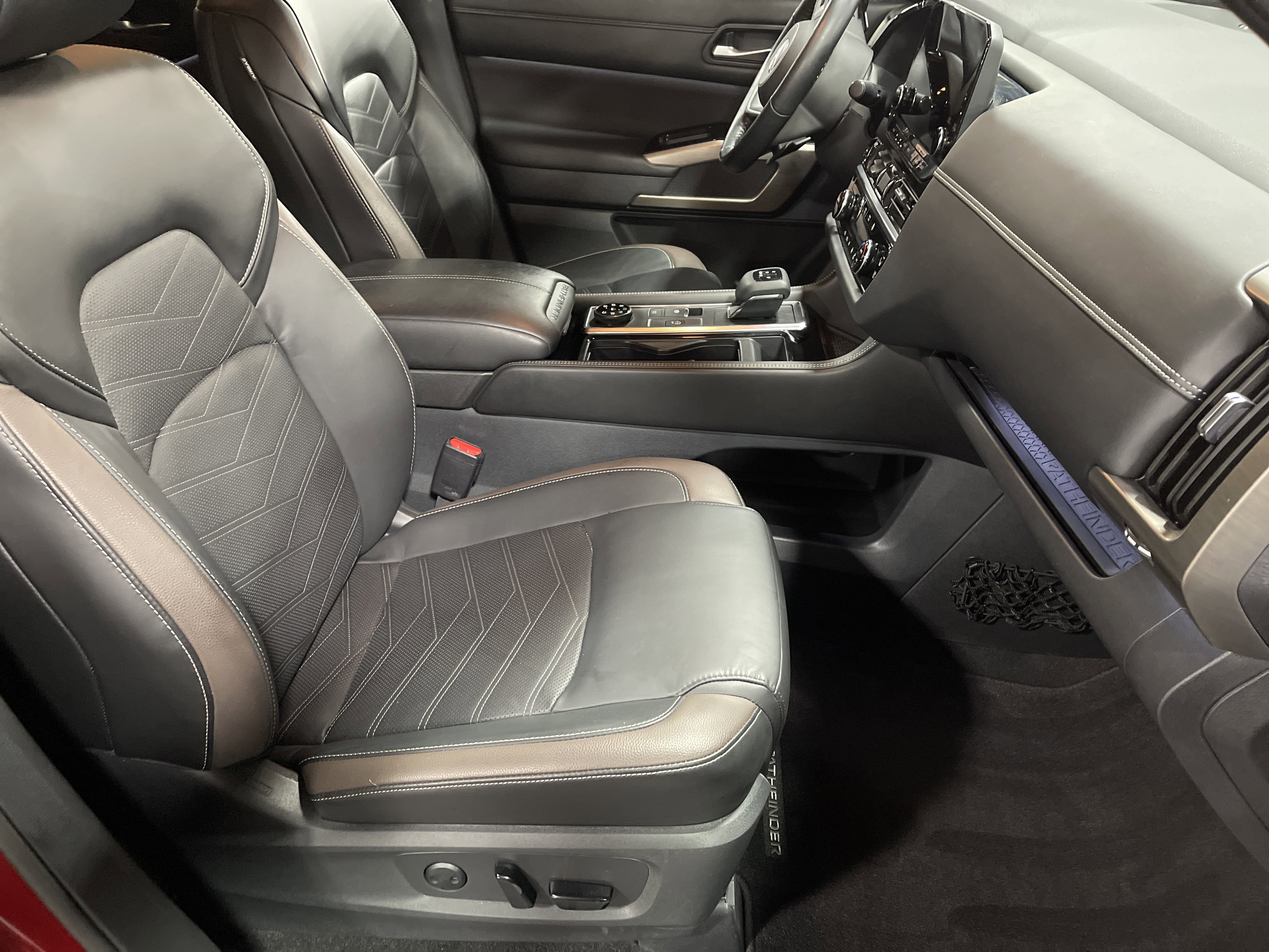 Used 2023 Nissan Pathfinder Platinum image 16