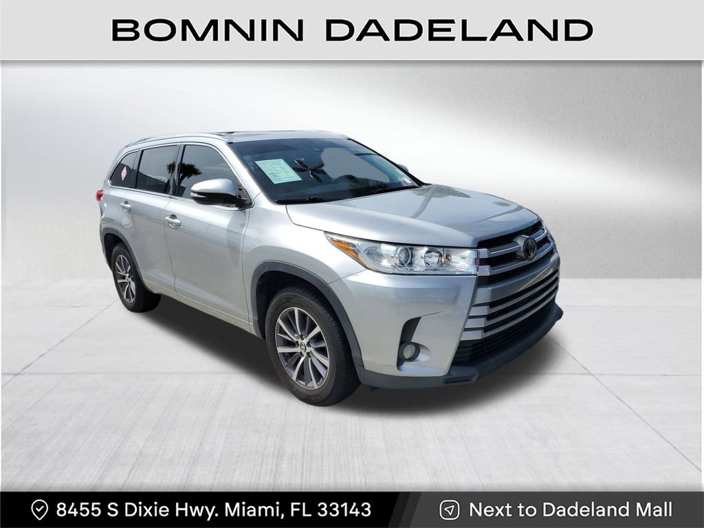 Used 2017 Toyota Highlander SE image 1