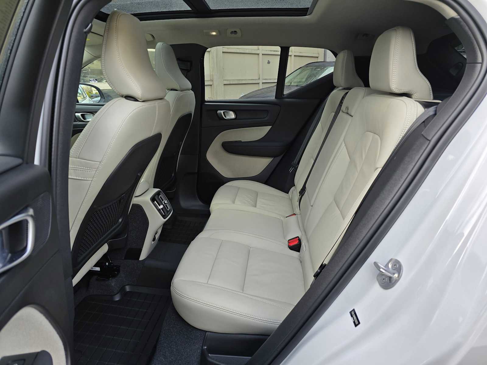 Certified 2024 Volvo XC40 B5 Ultimate w/ Climate Package image 26