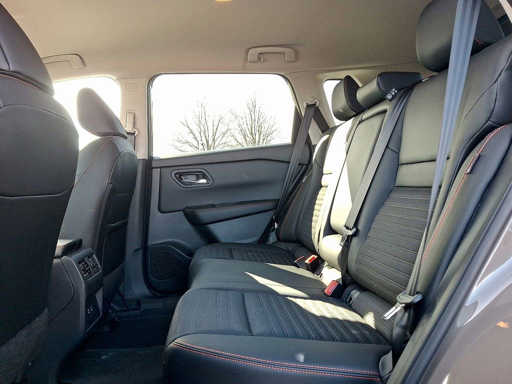 Used 2025 Nissan Rogue SV image 10