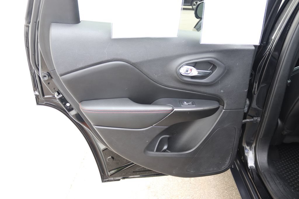 Used 2021 Jeep Cherokee Trailhawk AWD/4WD image 21