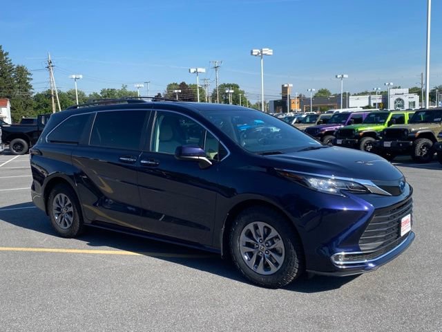 Used 2023 Toyota Sienna XLE FWD image 7
