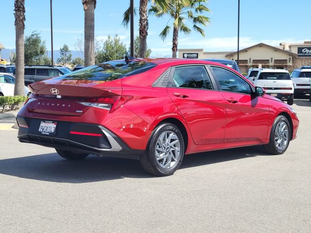 Used 2025 Hyundai Elantra Blue image 2