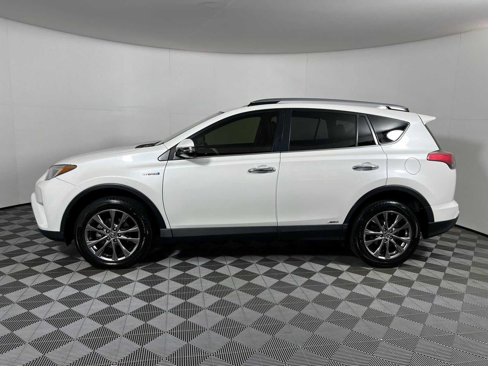 Used 2018 Toyota RAV4 Limited image 8