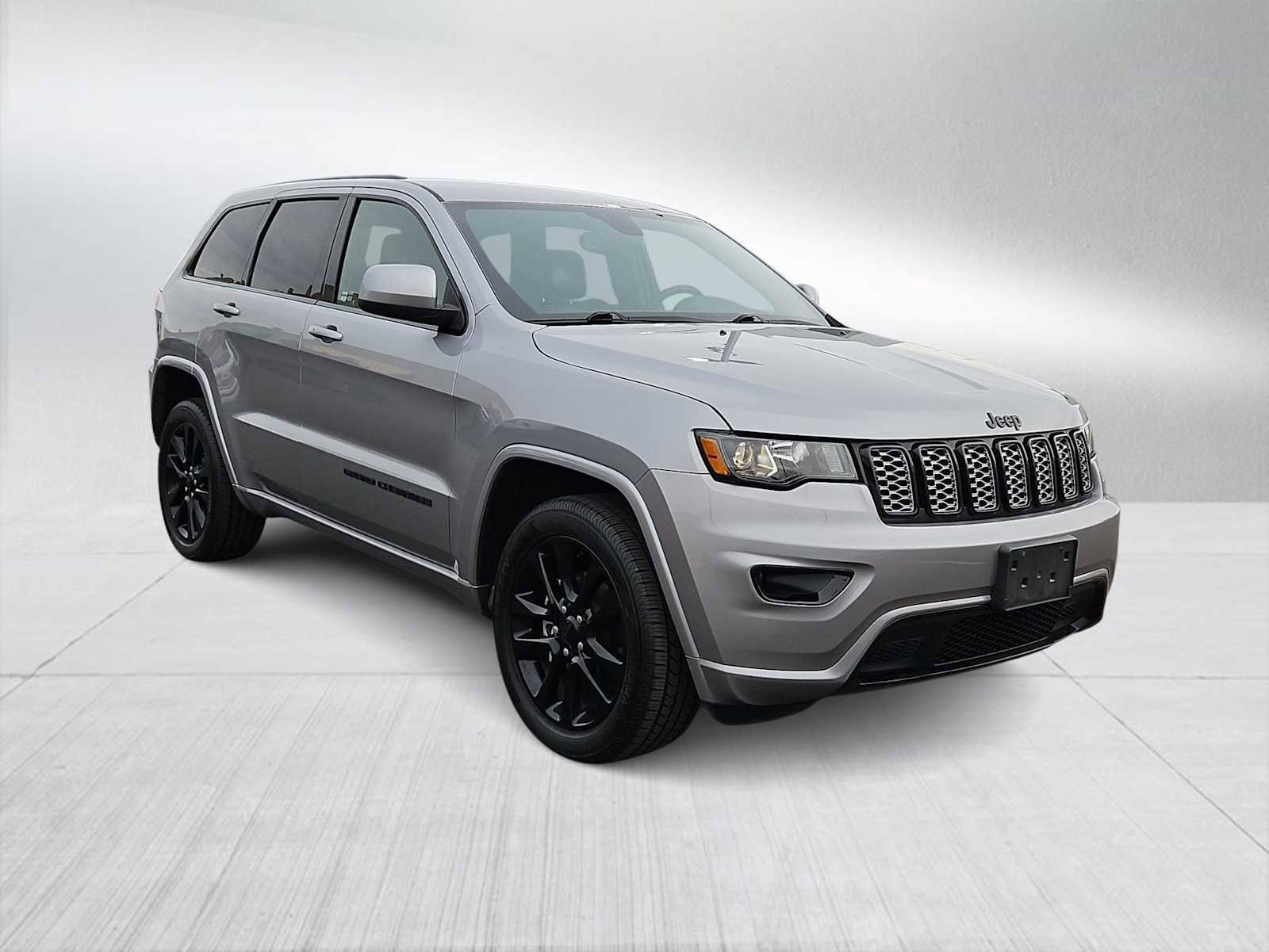 Used 2019 Jeep Grand Cherokee Altitude image 2