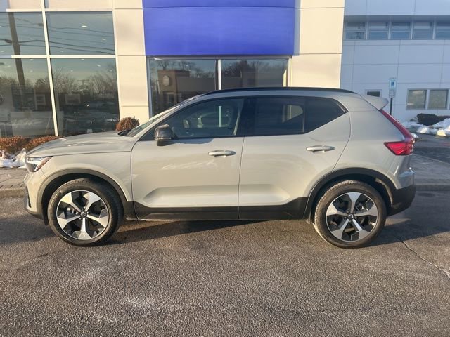 Used 2025 Volvo XC40 B5 Plus image 2