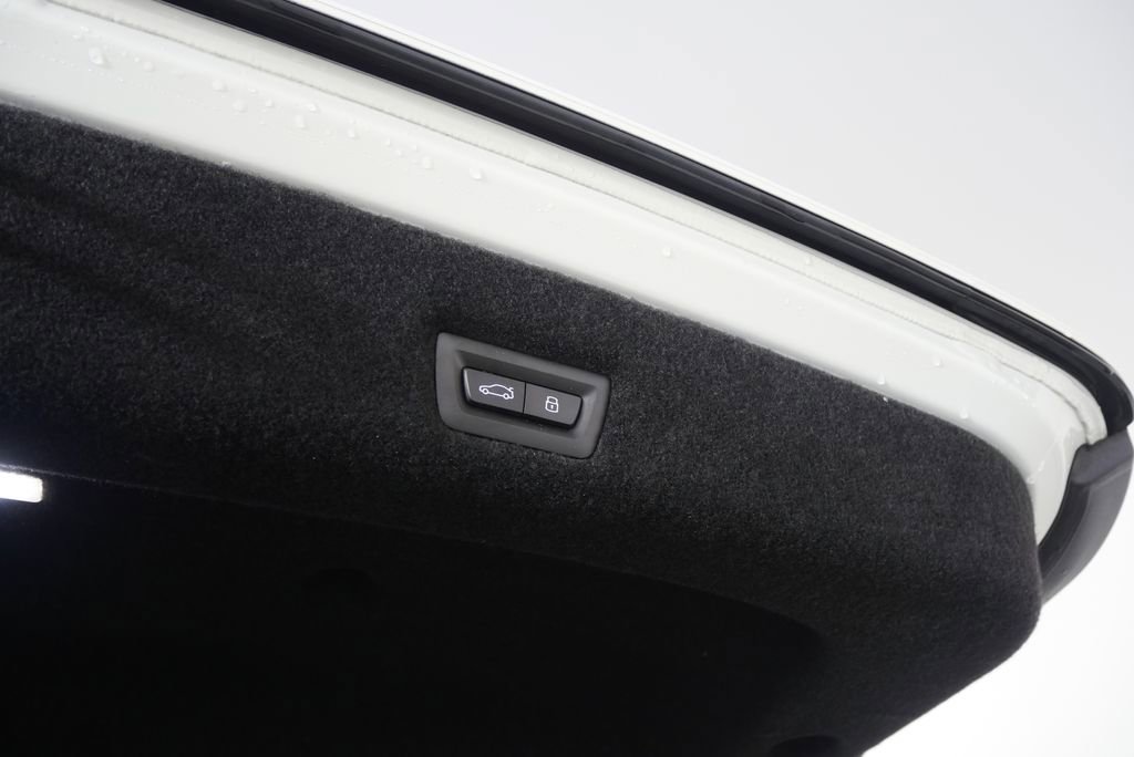 Certified 2025 BMW 740i image 17
