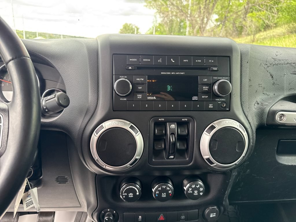 Used 2016 Jeep Wrangler Unlimited Sahara w/ Connectivity Group AWD/4WD image 18
