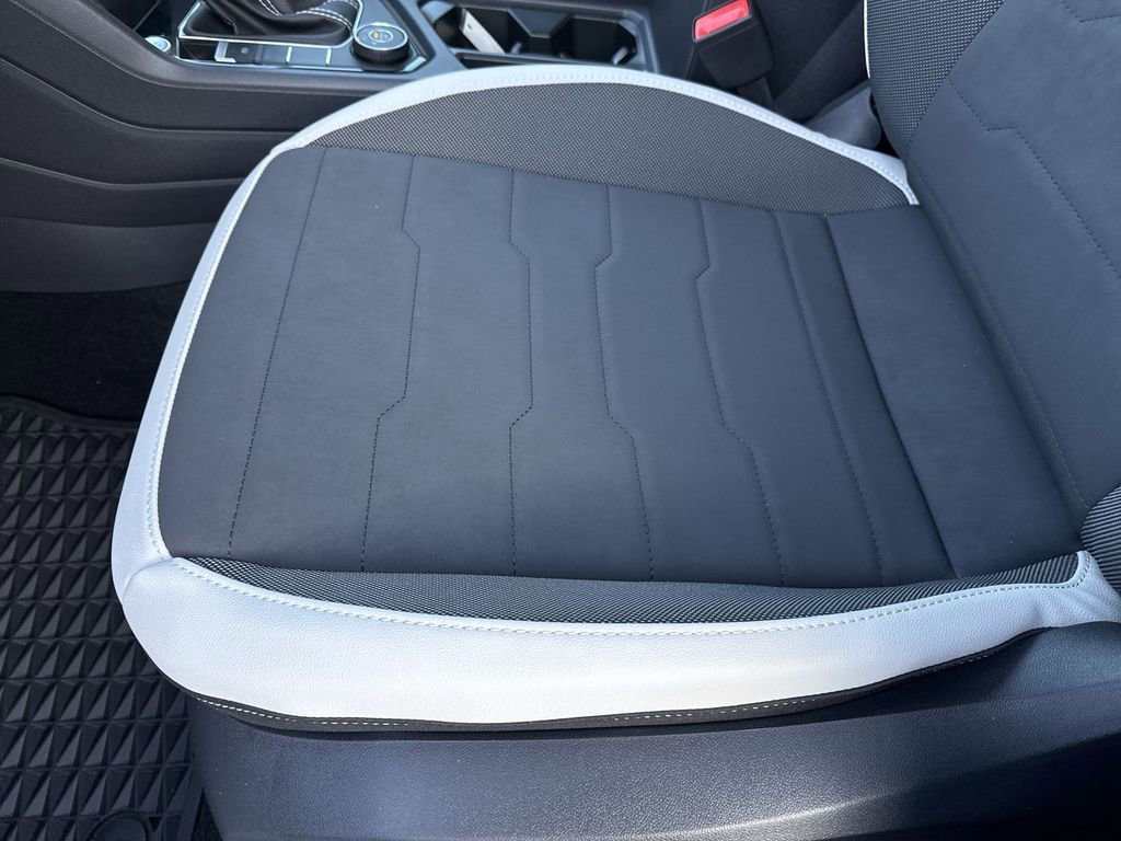 New 2025 Volkswagen Taos SE AWD/4WD image 9