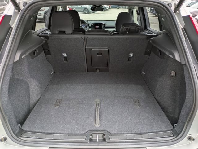 Certified 2025 Volvo XC40 B5 Plus AWD/4WD image 17
