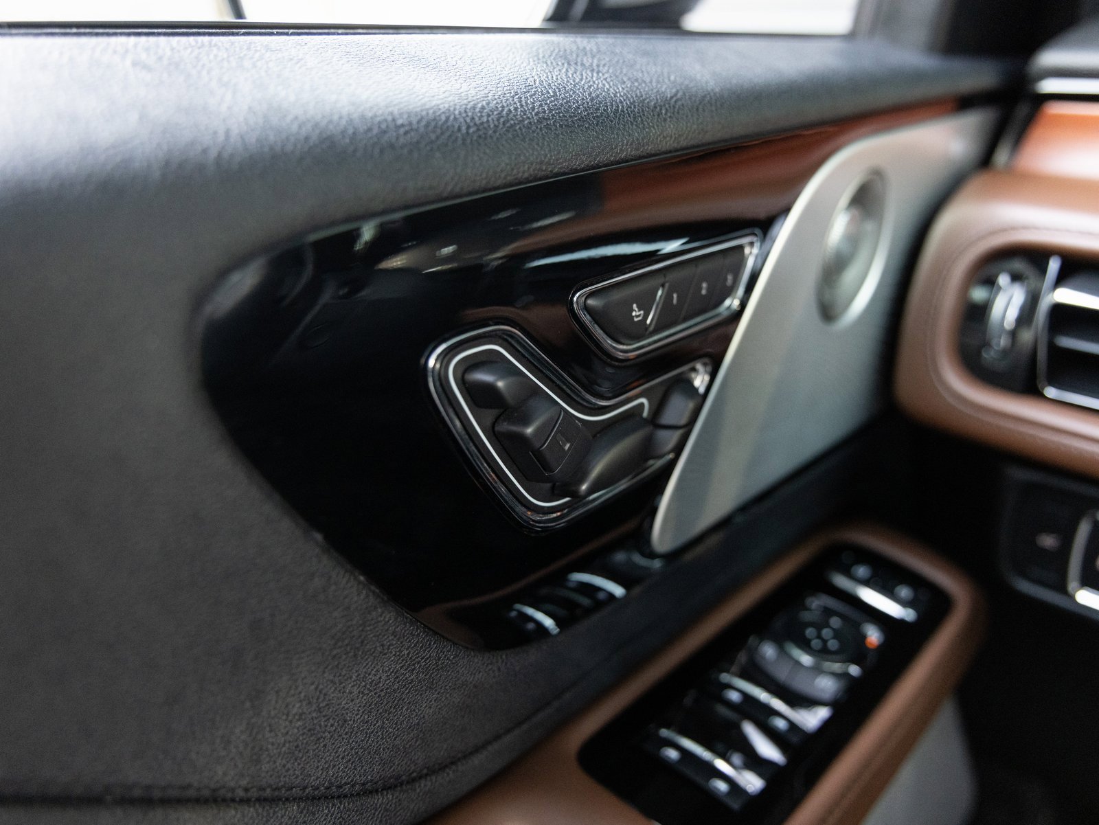 Used 2020 Lincoln Aviator Reserve w/ Equipment Group 202A image 18