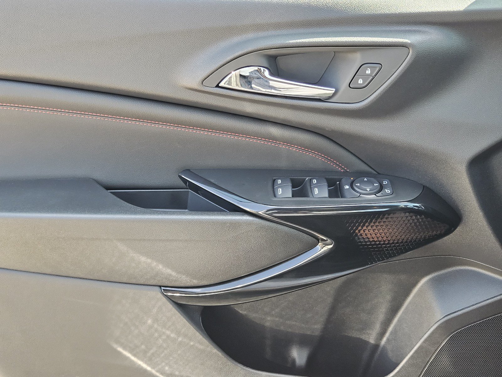 New 2026 Chevrolet Trax RS w/ Sunroof Package FWD image 16