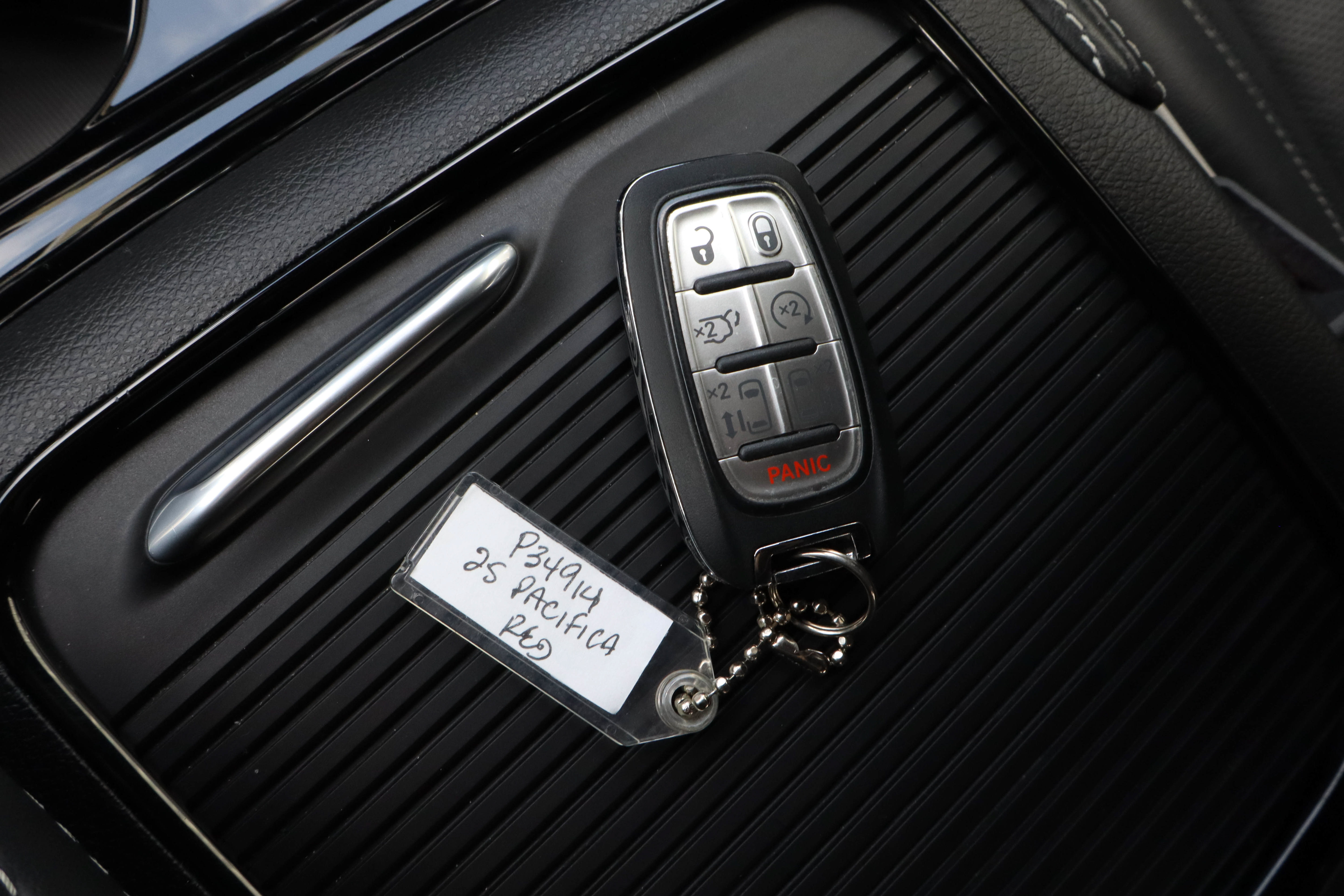 Used 2025 Chrysler Pacifica Limited FWD image 35