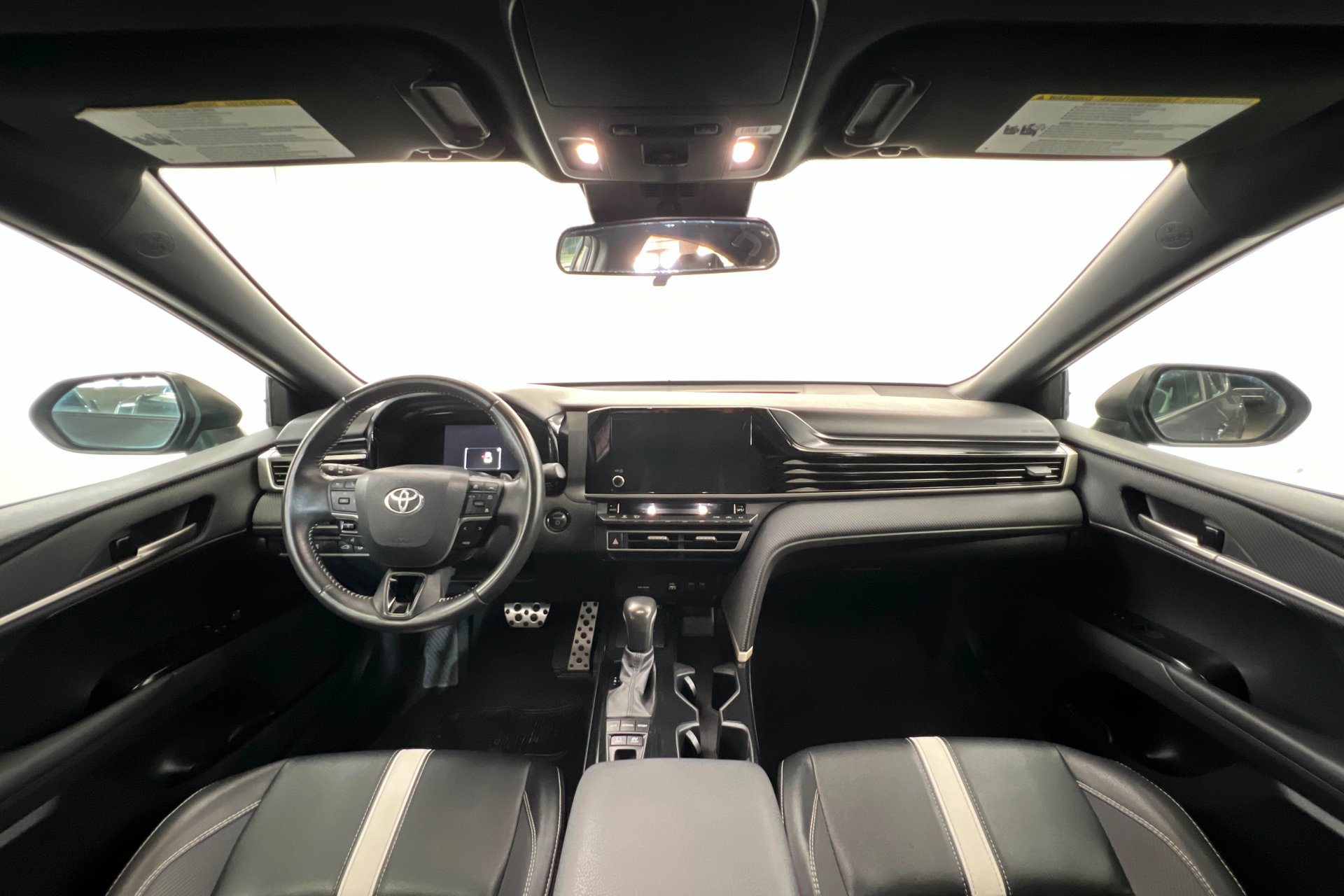 Used 2025 Toyota Camry SE FWD image 9