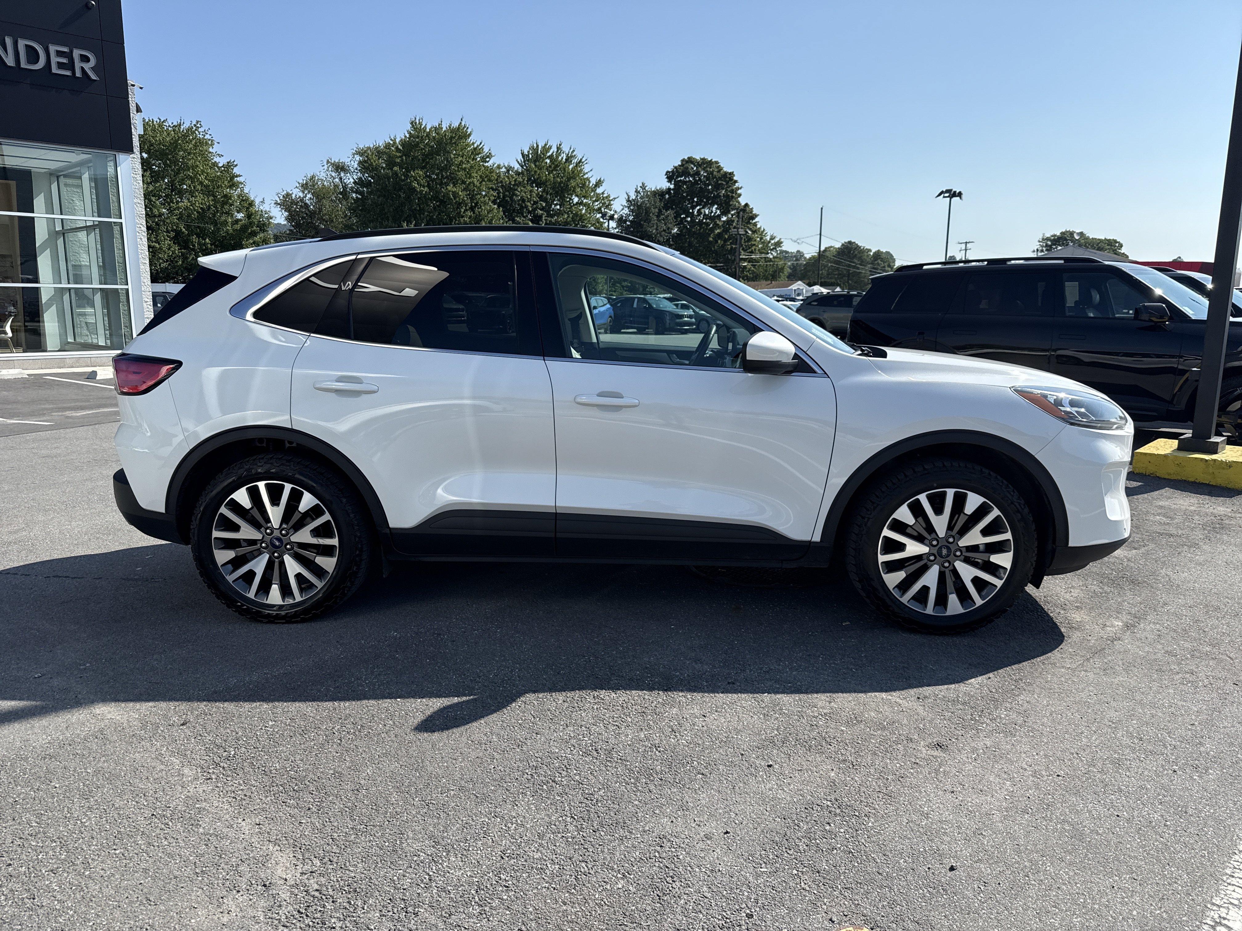 Used 2022 Ford Escape Titanium AWD/4WD image 2