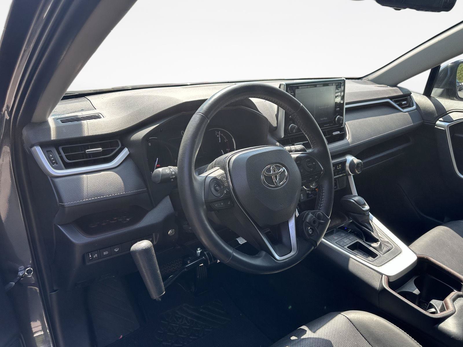 Used 2019 Toyota RAV4 Limited w/ Cold Weather Package FWD image 11