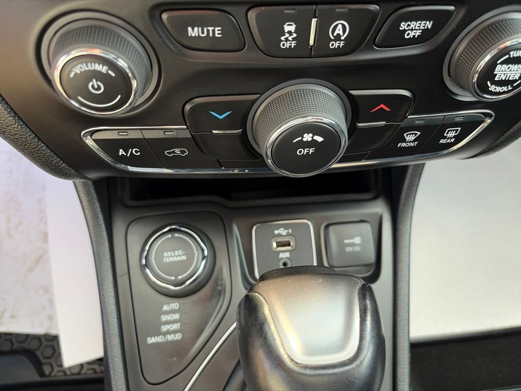 Certified 2022 Jeep Cherokee Latitude w/ Sun & Sound Group AWD/4WD image 33
