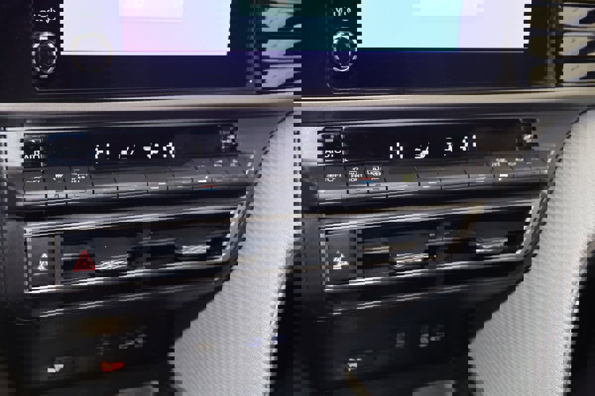 Used 2025 Toyota Camry SE image 29