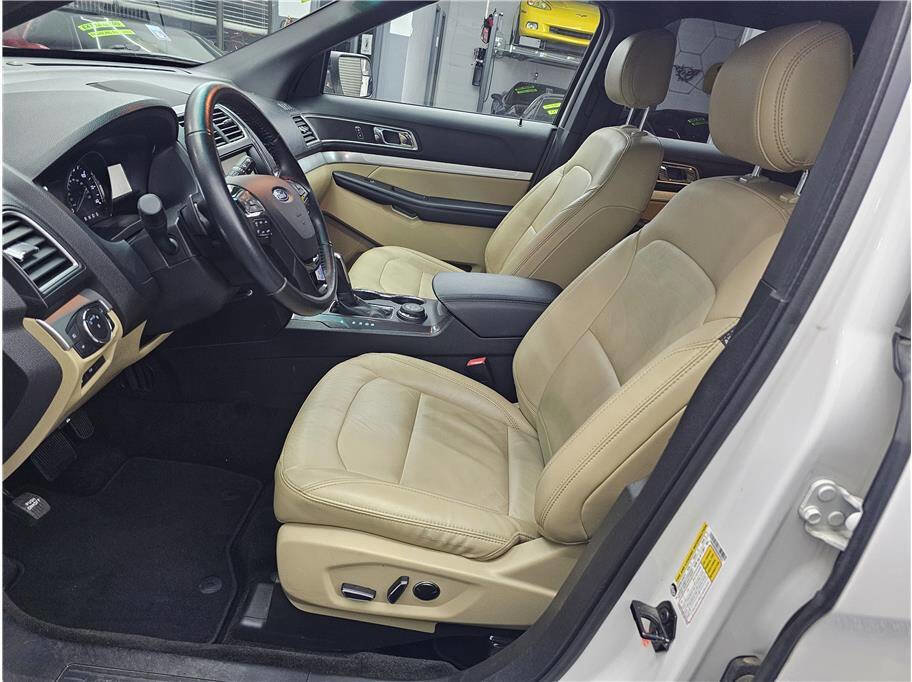 Used 2016 Ford Explorer XLT w/ Equipment Group 202A image 9