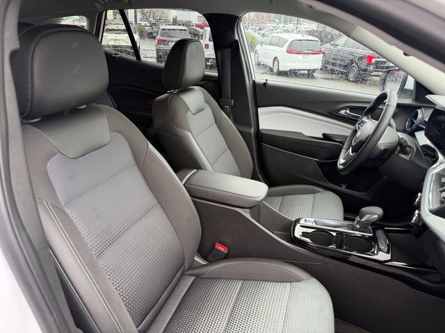 Used 2025 Chevrolet Trax LT w/ LT Convenience Package image 34