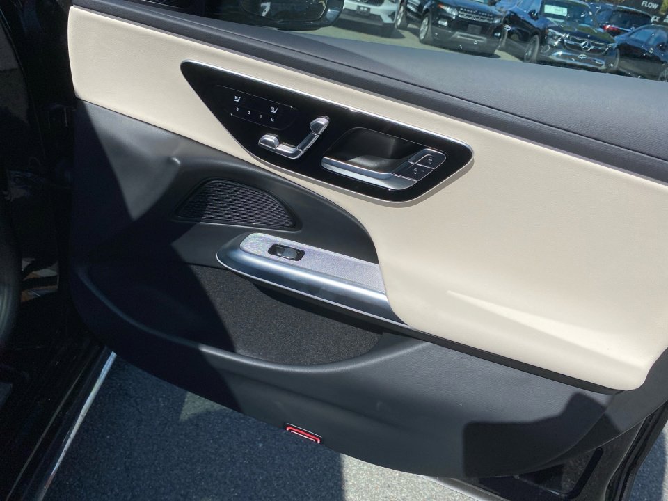 Used 2025 Mercedes-Benz E 350 4MATIC Sedan image 31