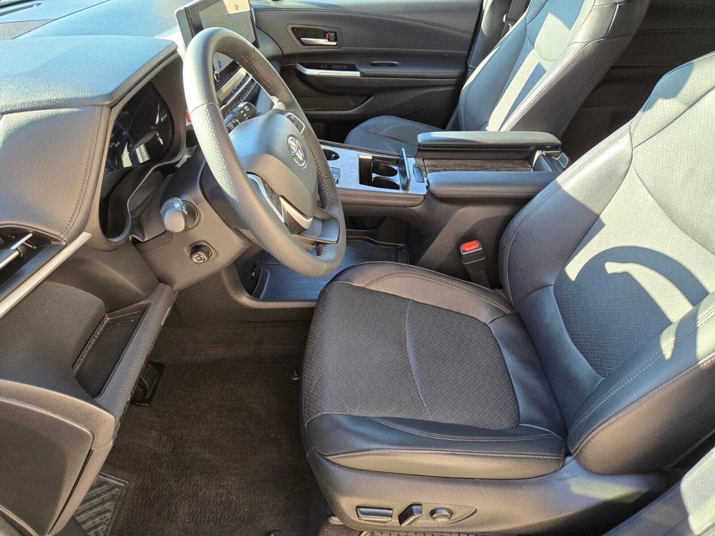 Used 2025 Toyota Sienna Limited image 11