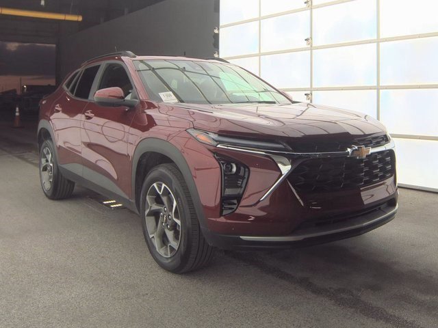 Used 2025 Chevrolet Trax LT w/ Driver Confidence Package image 4