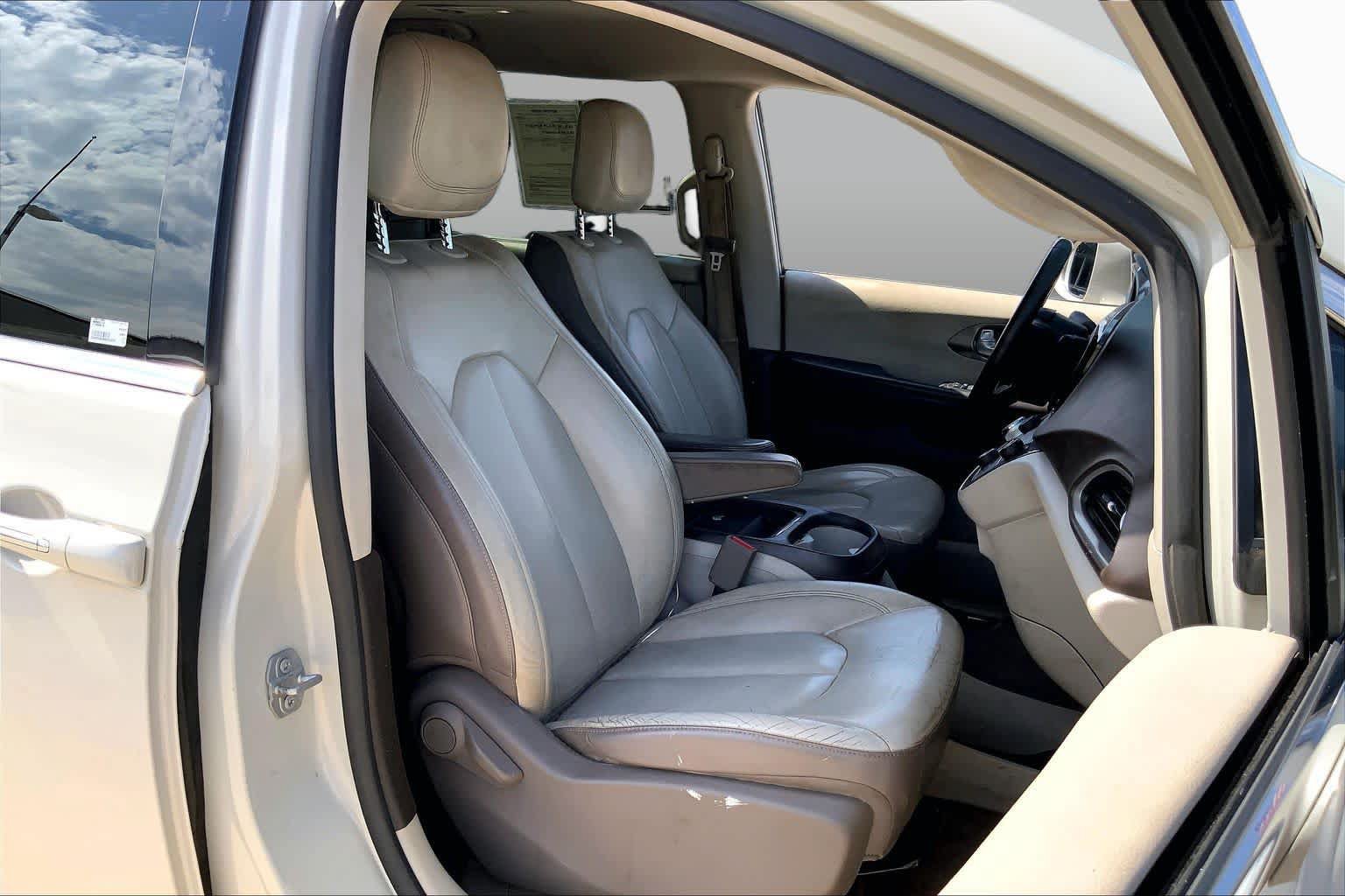 Used 2017 Chrysler Pacifica Touring-L FWD image 8