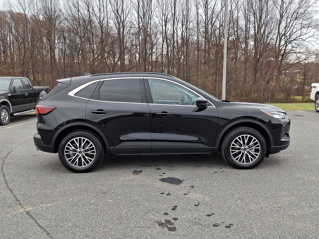 Used 2025 Ford Escape SE image 7