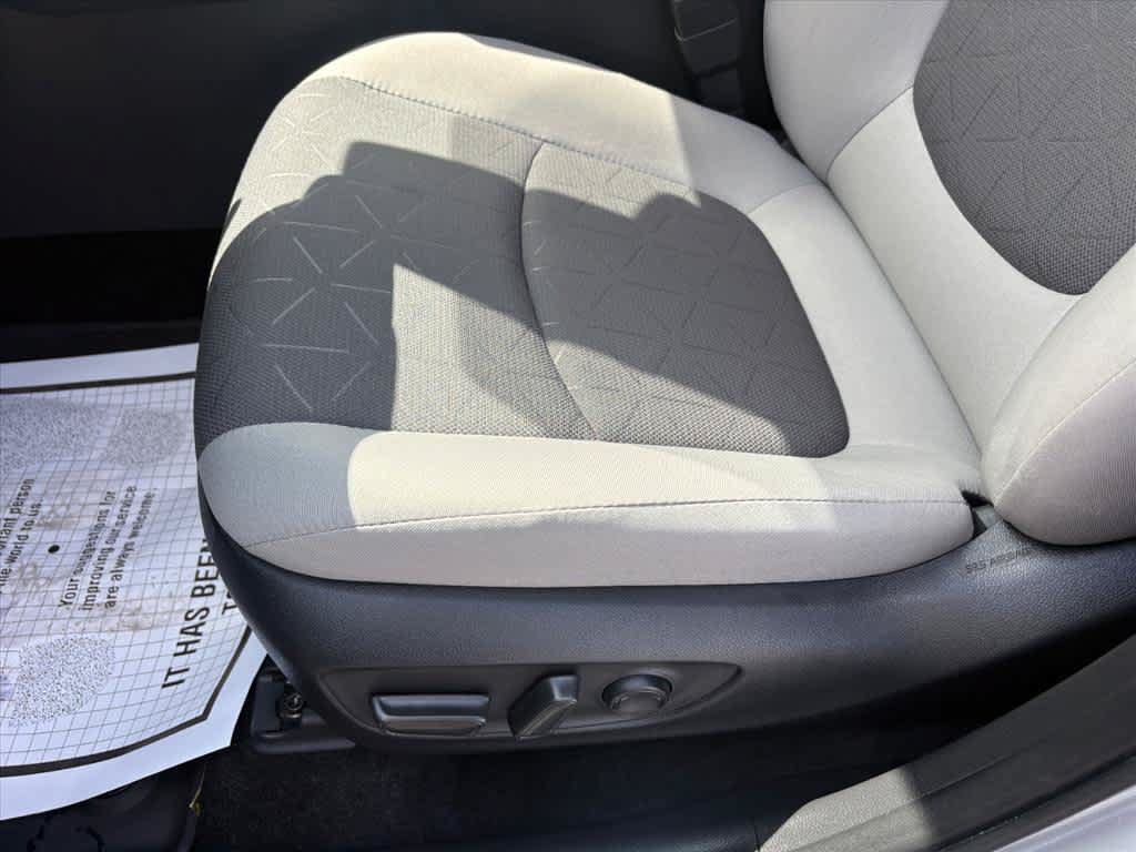 Used 2025 Toyota RAV4 XLE AWD/4WD image 23