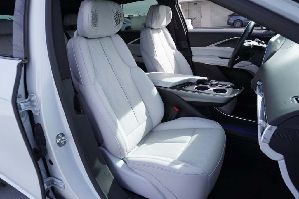Used 2024 Cadillac Lyriq Luxury AWD/4WD image 12