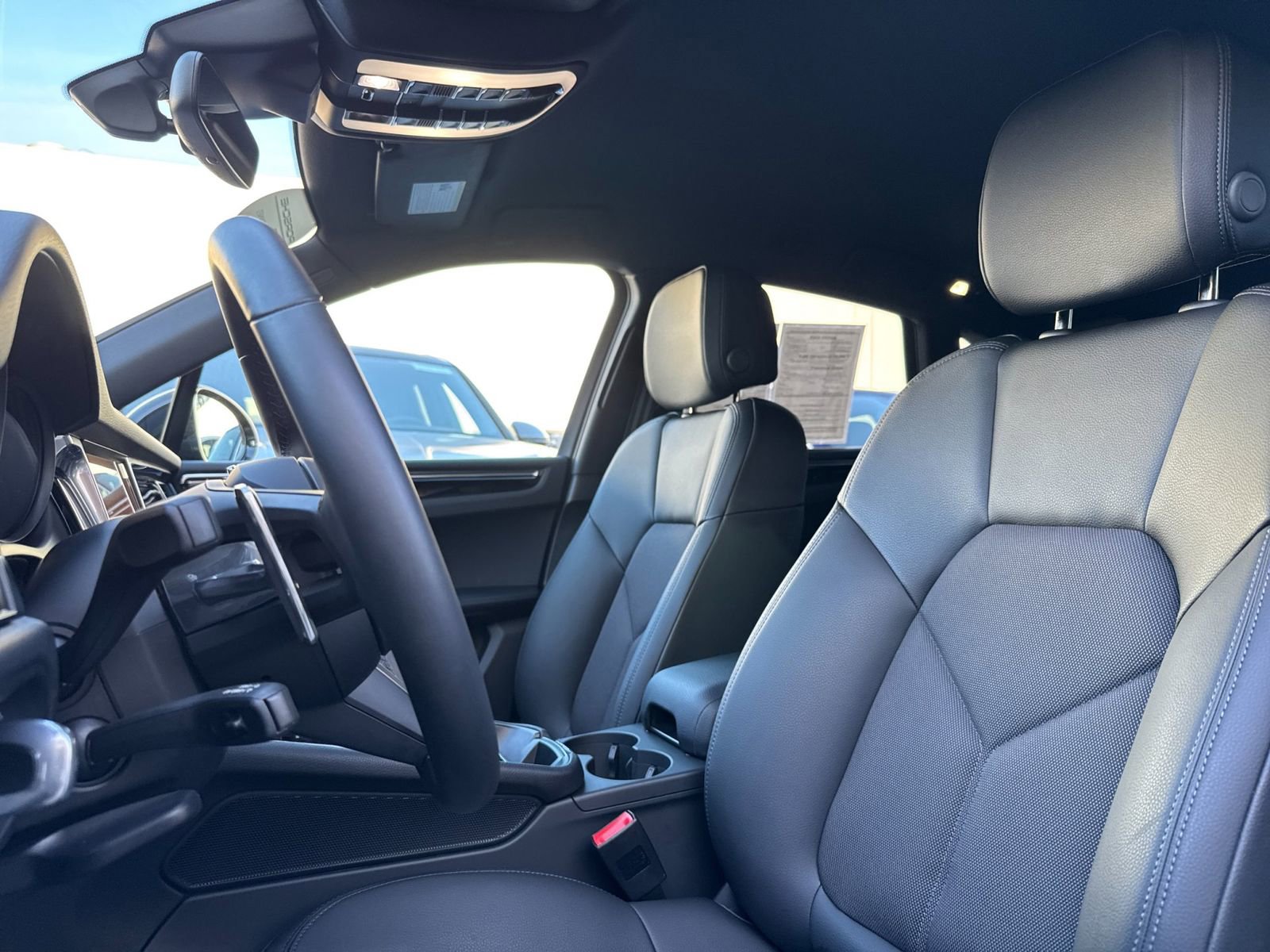 Certified 2025 Porsche Macan image 5