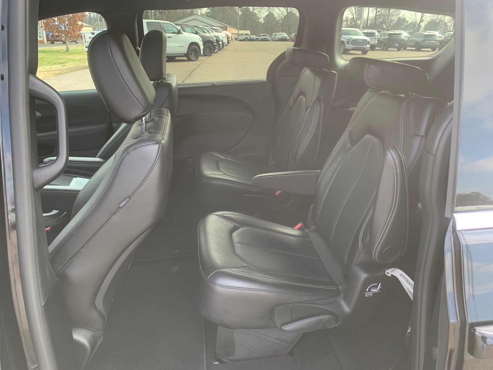 Used 2025 Chrysler Pacifica Select image 23