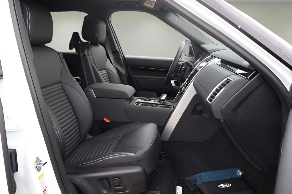 Used 2025 Land Rover Discovery S image 18