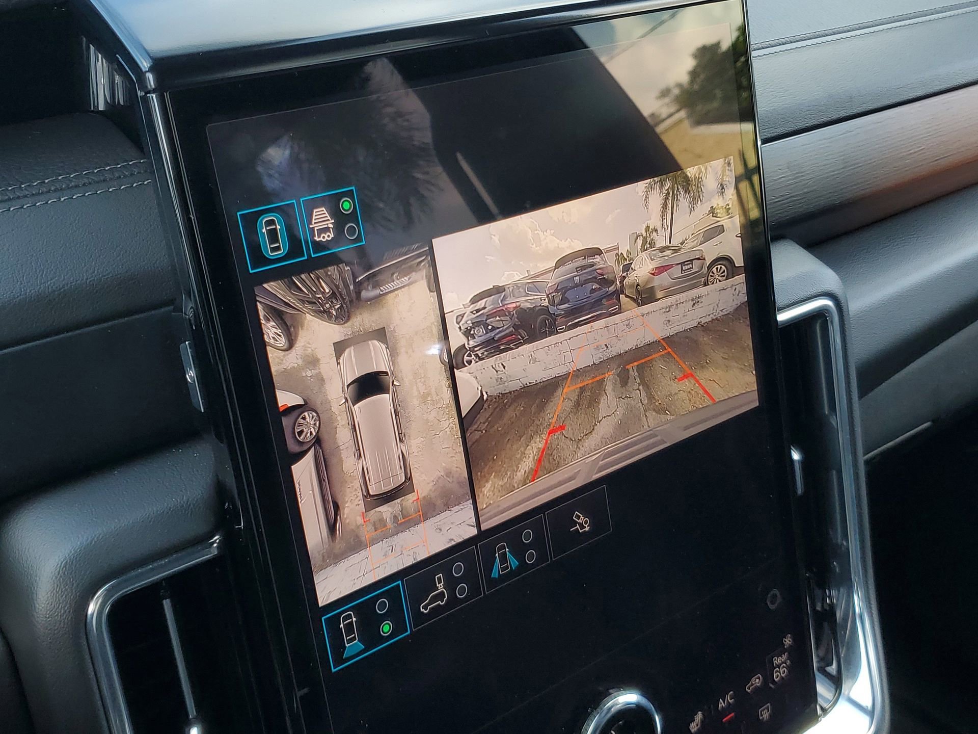 Used 2025 GMC Yukon Denali RWD image 32