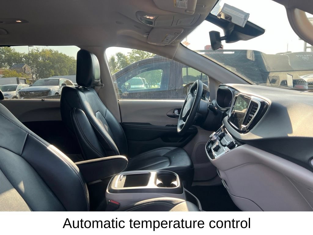 Used 2024 Chrysler Pacifica Touring-L FWD image 16