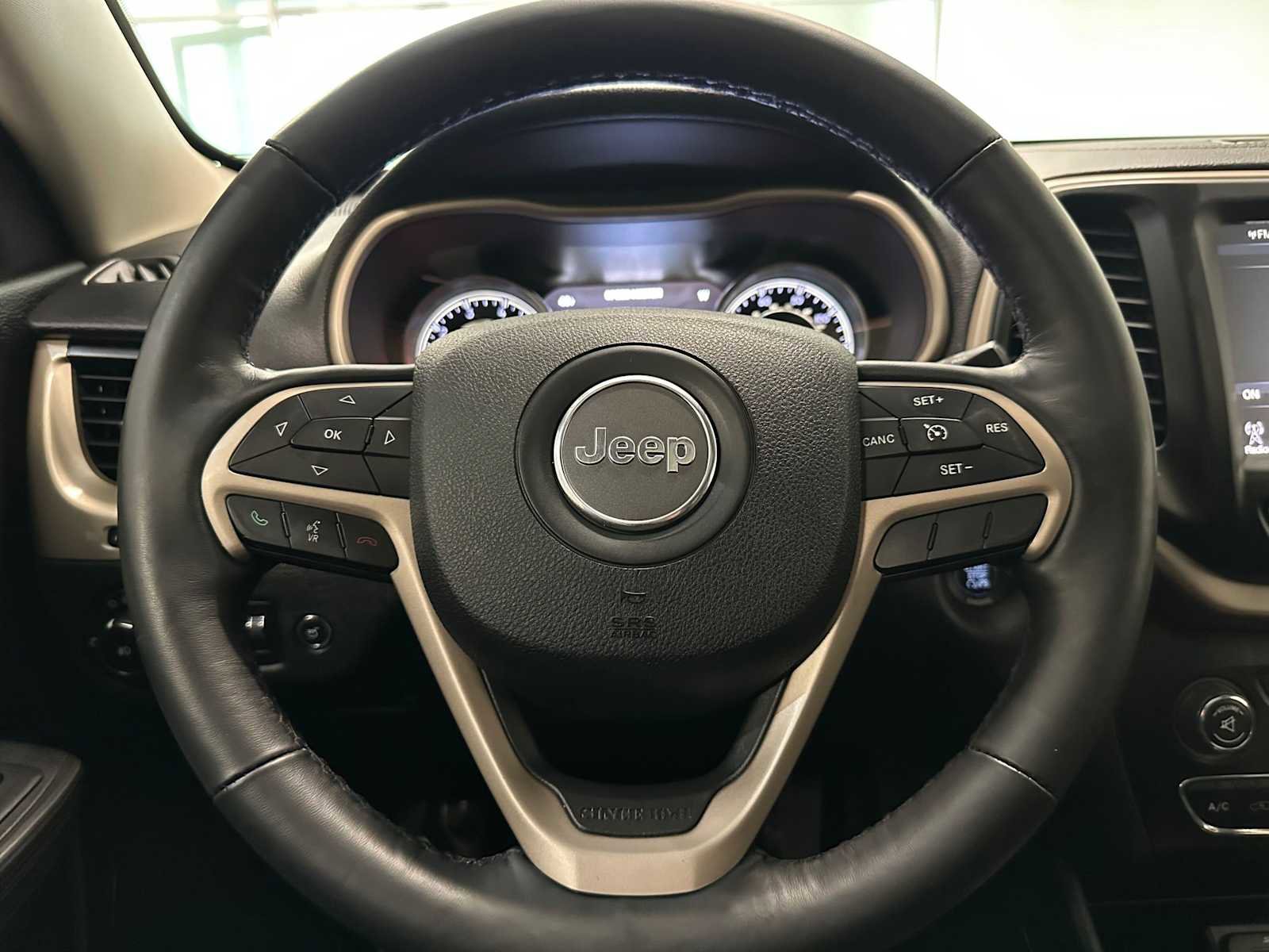 Used 2015 Jeep Cherokee Limited w/ Luxury Group image 11