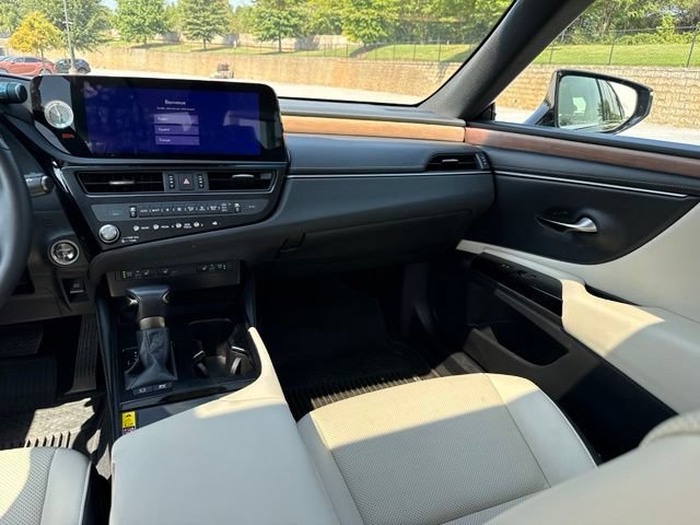 Used 2025 Lexus ES 300h w/ Premium Package FWD image 33