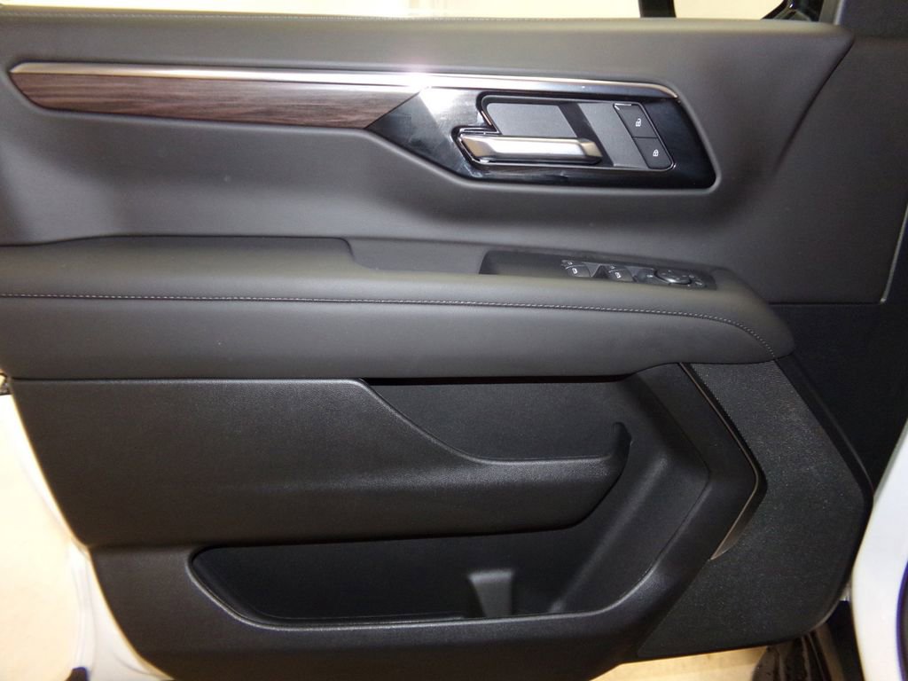 New 2025 Chevrolet Suburban LS image 13