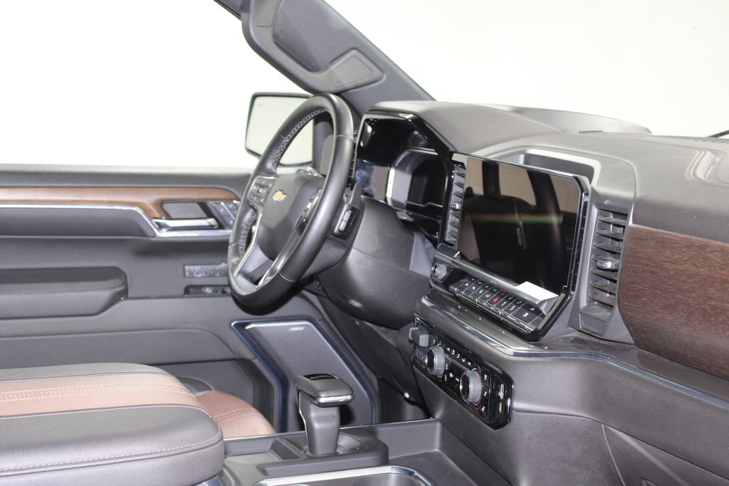 Used 2024 Chevrolet Silverado 1500 High Country w/ Technology Package AWD/4WD image 32