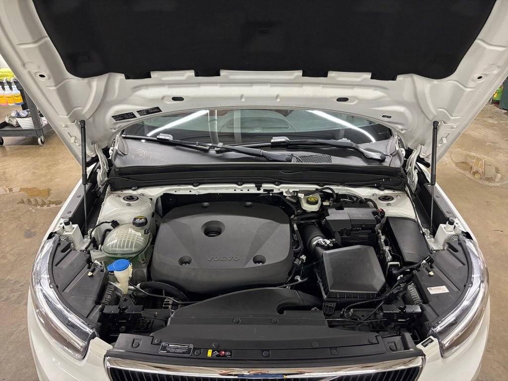 Used 2019 Volvo XC40 T4 Momentum image 9