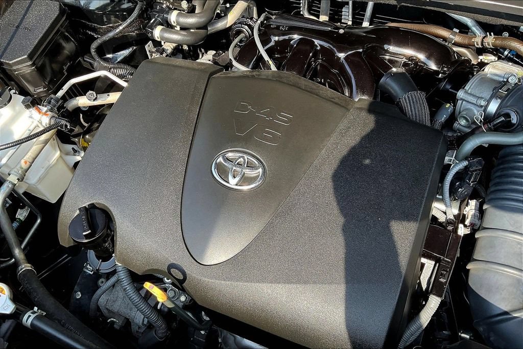 Used 2022 Toyota Highlander XLE FWD image 34