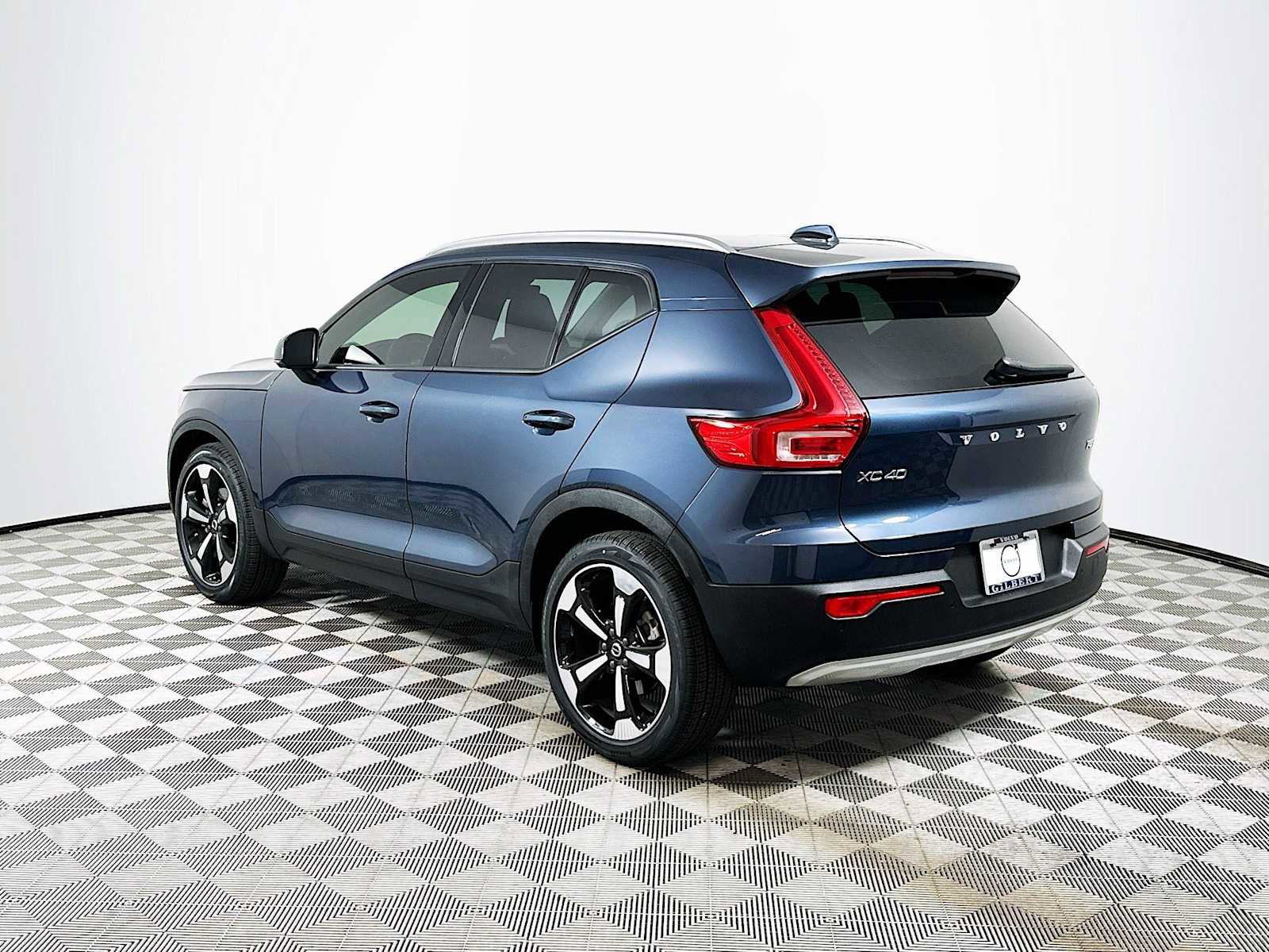 Used 2021 Volvo XC40 T5 Momentum w/ Premium Package image 5